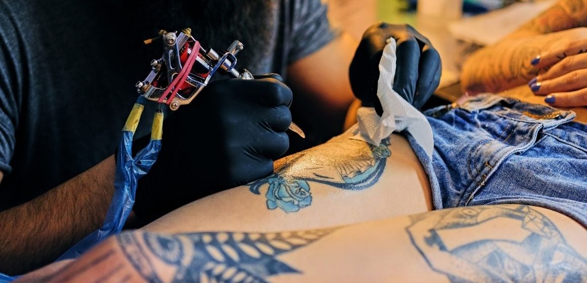 Tatuaggi e piercing: c’è la legge del Lazio