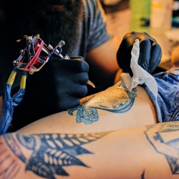 Tatuaggi e piercing: c’è la legge del Lazio