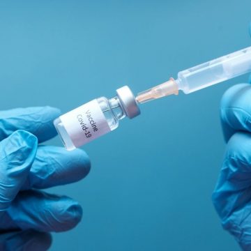 Lazio, al via le prenotazione per dose booster vaccino bivalente over 12