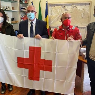 Guidonia, la bandiera della Croce rossa in Comune. Un anno di soccorsi e assistenza